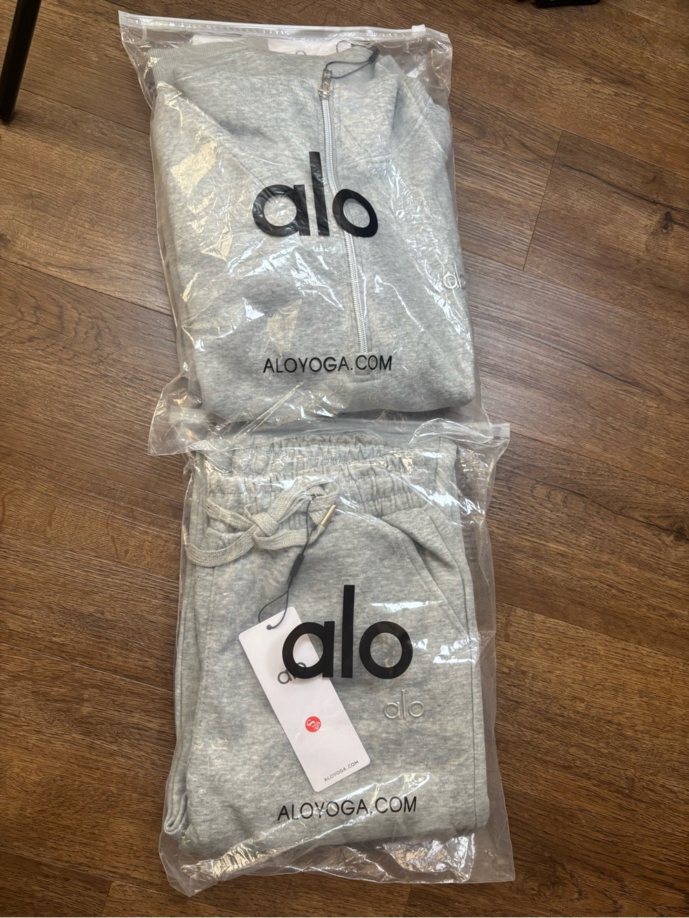 Alo Yoga men set (zip up n cuffed pants)